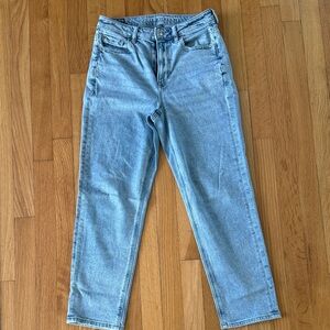 American Eagle Outfitters Light Wash Mom straight Jeans.